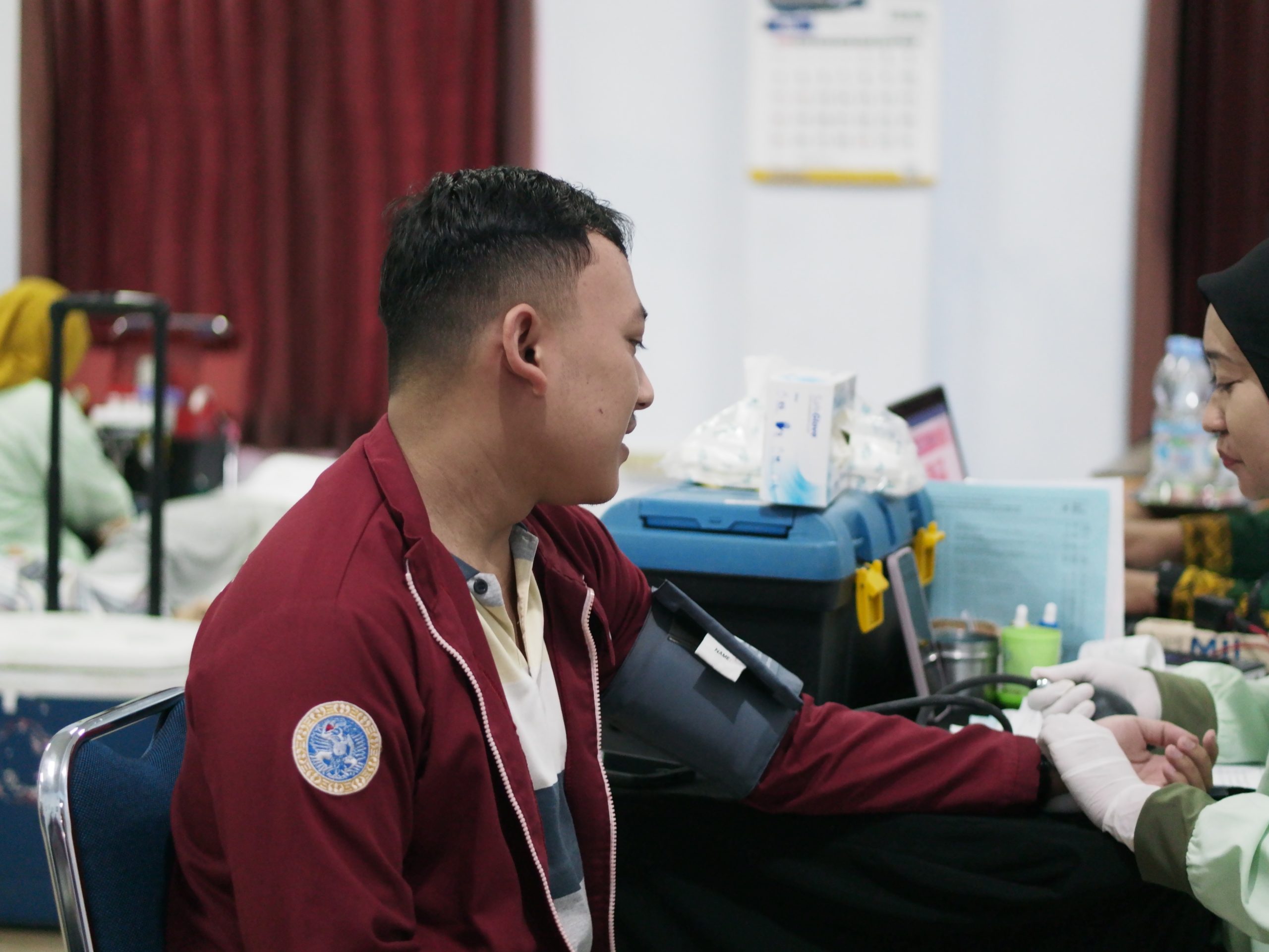 Mahasiswa sedang diperika tensi dan HB sebelum melakukan donor darah. (Foto: Istimewa)