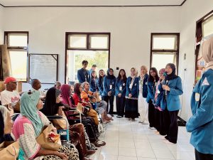 Sesi perkenalan mahasiswa FIKKIA kepada lansia di Graha Lansia Licin Banyuwangi, pada Senin (26/5/2024). (Foto: Istimewa)