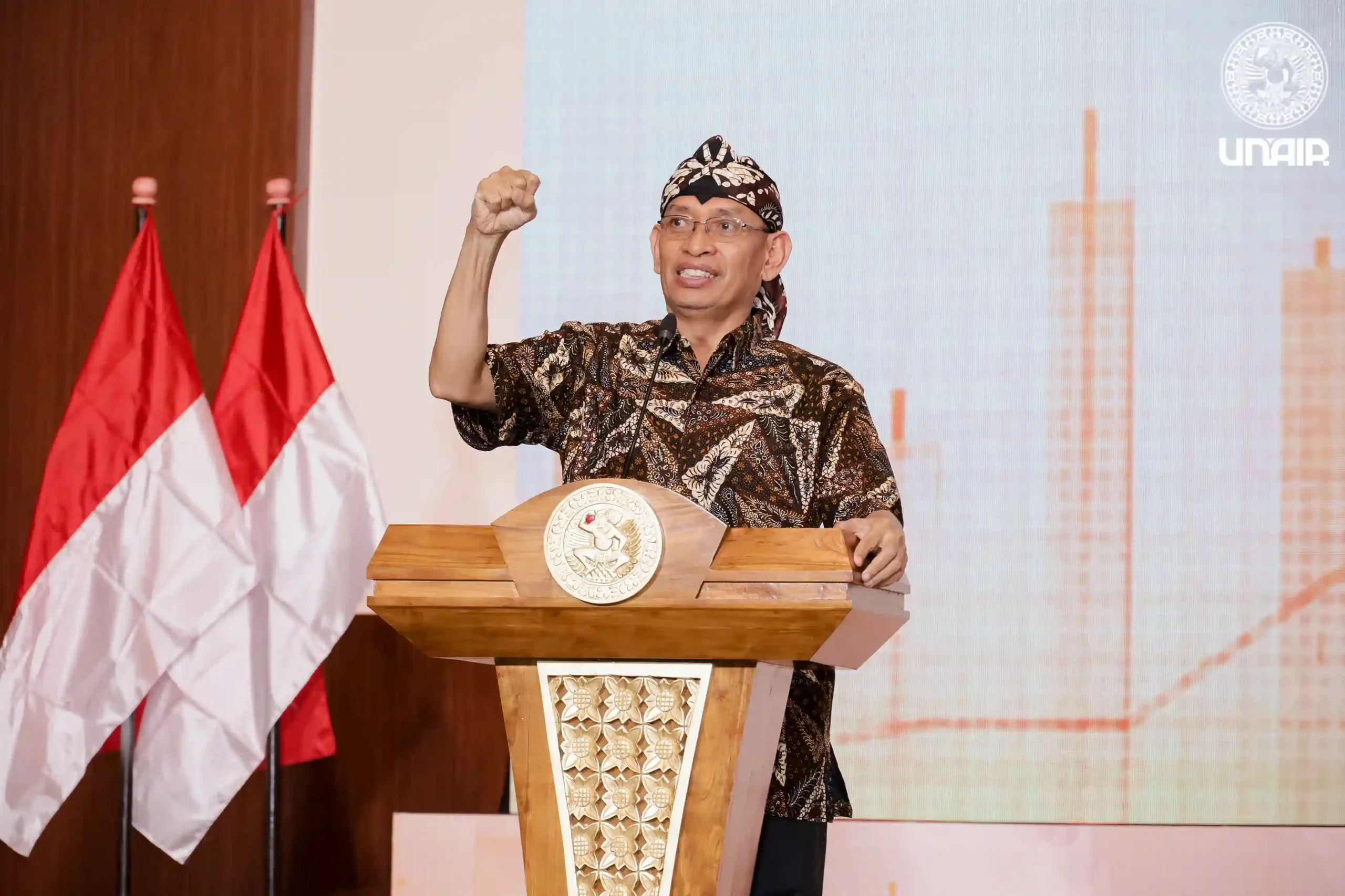 Rektor UNAIR Prof Dr Mohammad Nasih MT Ak CA saat memberikan sambutan dalam kegiatan Kelas Cuan Goes to Campus (Foto: PKIP UNAIR)