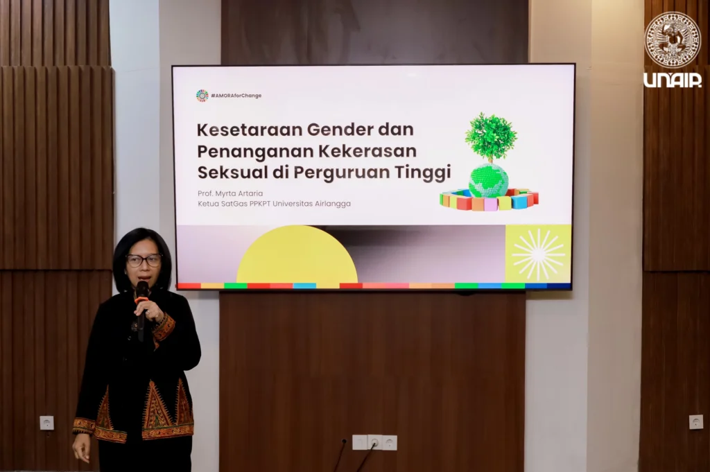 Pemaparan materi tentang pencegahan kekerasan seksual oleh Prof Myrtati Dyah Artaria Dra MA PhD, Guru Besar Antropologi sekaligus Ketua Satgas PPKPT UNAIR. (Foto: PKIP UNAIR)