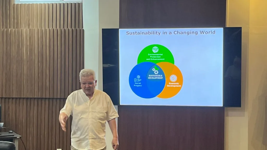 Professor Zeef Bohbot of Sweden's KTH Royal Institute of Technology delivers his lecture at the Bayu Kinara Room, Airlangga Convention Center, UNAIR Campus C on Thursday (May 15, 2025). (Photo: By courtesy)