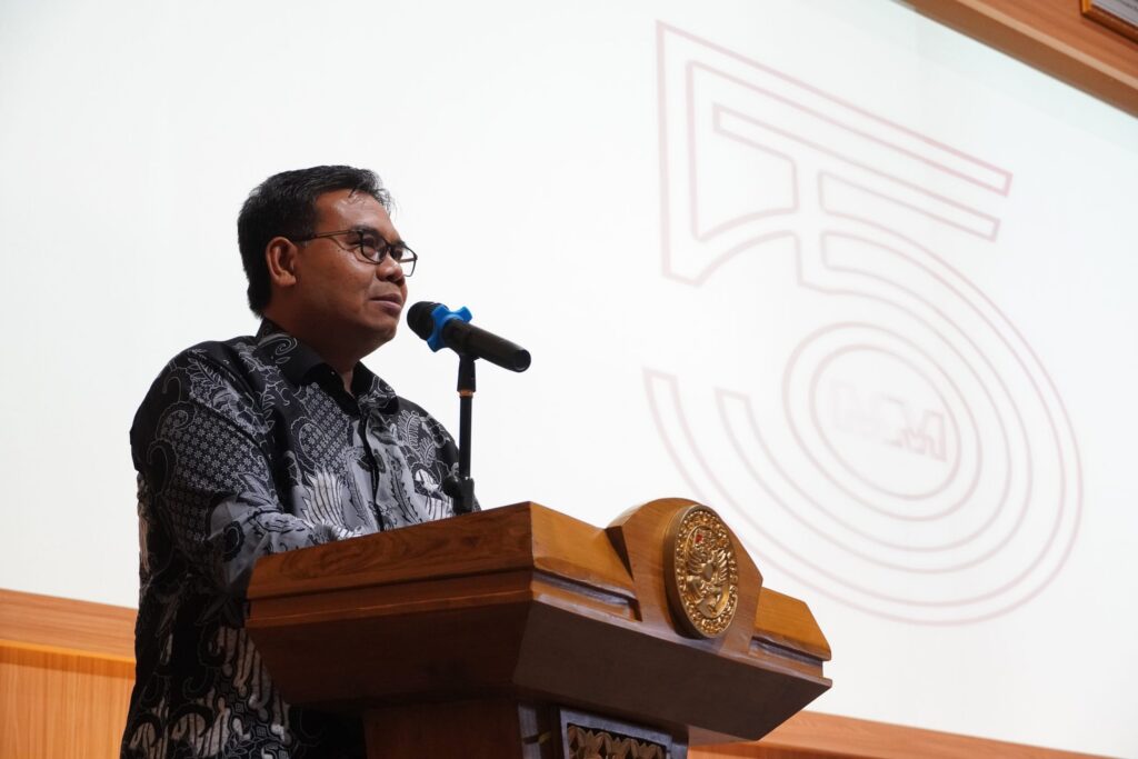 Prof. Dwi Setyawan, S.Si., M.Si., Apt, delivers remarks during FTMM’s anniversary celebration (Photo: FTMM PR)