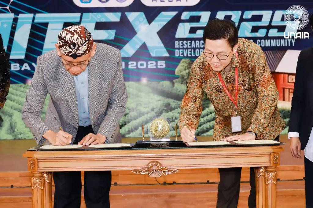 Prof. Dr. Mohammad Nasih, M.T., Ak., CA and PT SPIL Operation Director Bambang Gunawan sign the memorandum of understanding (Photo: PKIP UNAIR)