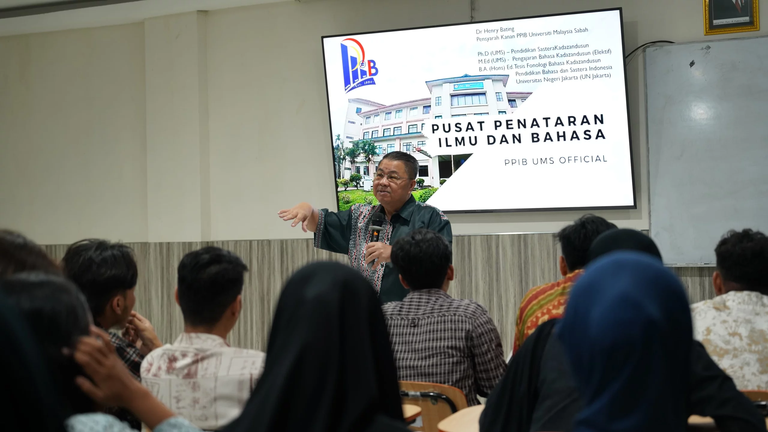 Dr Henry Bating sebagai narasumber pertama dalam Kuliah Tamu Selasa (27/02/2025). (Foto: Pribadi)