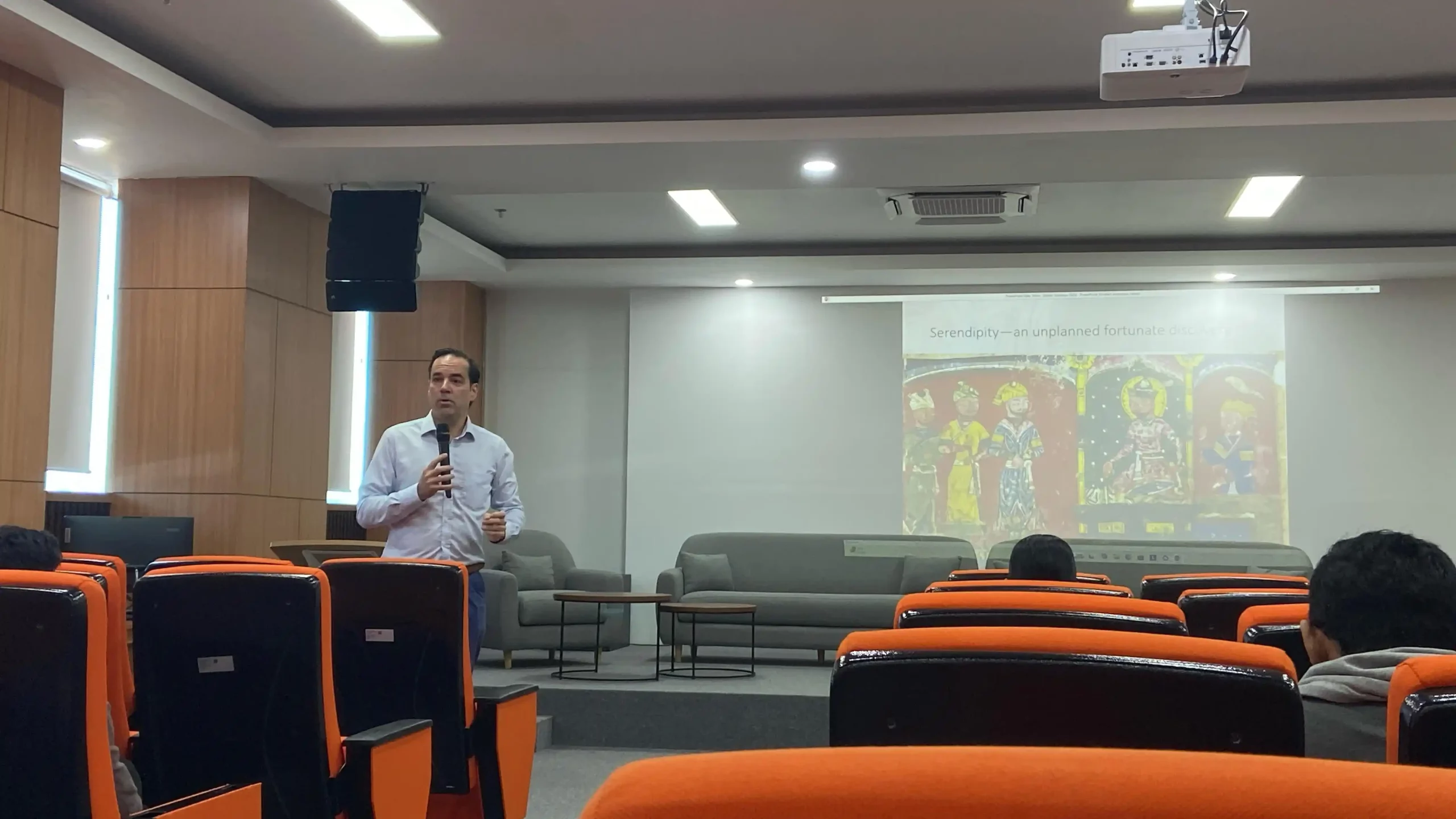 Marko M. Skoric dari City University of Hongkong saat memberikan kuliah tamu di FISIP UNAIR pada Selasa (29/4/2025) (Foto: Istimewa)