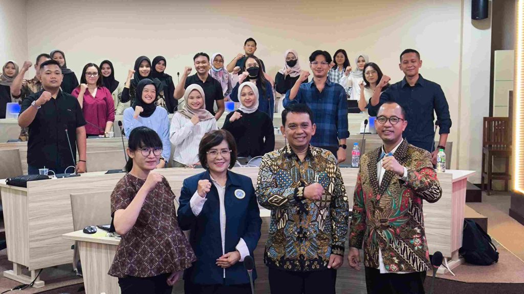 Pelaksanaan Kuliah Tamu Sekolah Pascasarjana UNAIR bertajuk Sistem Kesehatan Nasional: Tantangan dan Upaya Solusi Berbasis Strategic Leadership (Foto: Istimewa)