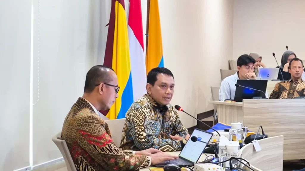 Prof Dr Suparto Wijoyo SH MHum (kiri) bersama Prof Dr Erwin Astha Triyono dr SpPD KPTI FINASIM MARS (kanan) dalam pelaksanaan kuliah tamu (Foto: Istimewa)