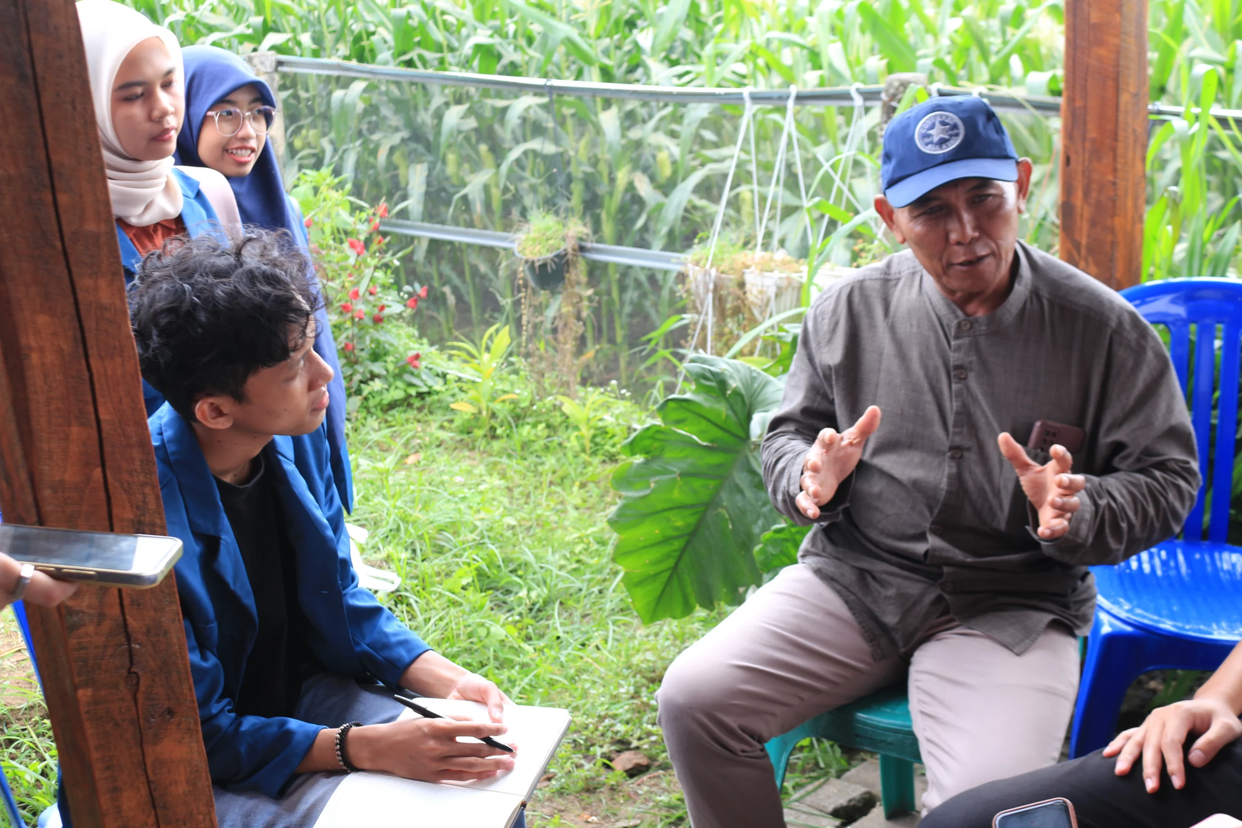 Beberapa mahasiswa sedang menyimak penyampaian salah satu petani ketika Praktik Kuliah Lapangan di Kota Batu, Senin (26/5/2025). (Foto: Penulis)