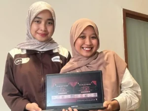 Mahasiswa FF UNAIR, Mifthaku Rahma Wardhani dan Zavirah Silalahi menunjukkan E-Sertifikat juara 3 dalam ajang National Avvicena Competition 2025. (Foto: Istimewa)