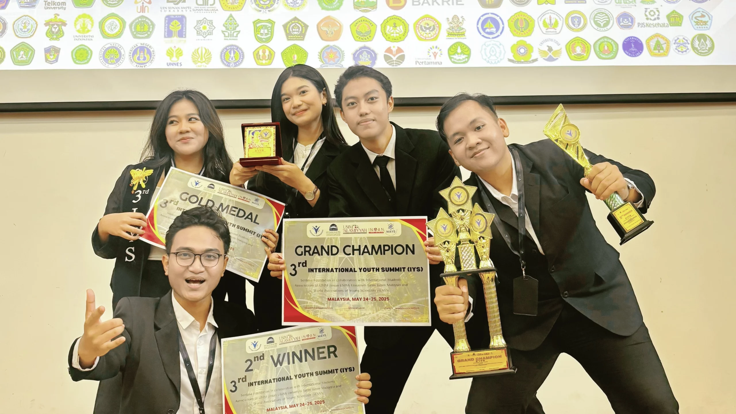 Tim FARMFORWARD UNAIR membawa piagam dan piala pencapaian dari ajang International Youth Summit 3rd di Malaysia (24/5/2025). (Foto: Istimewa)