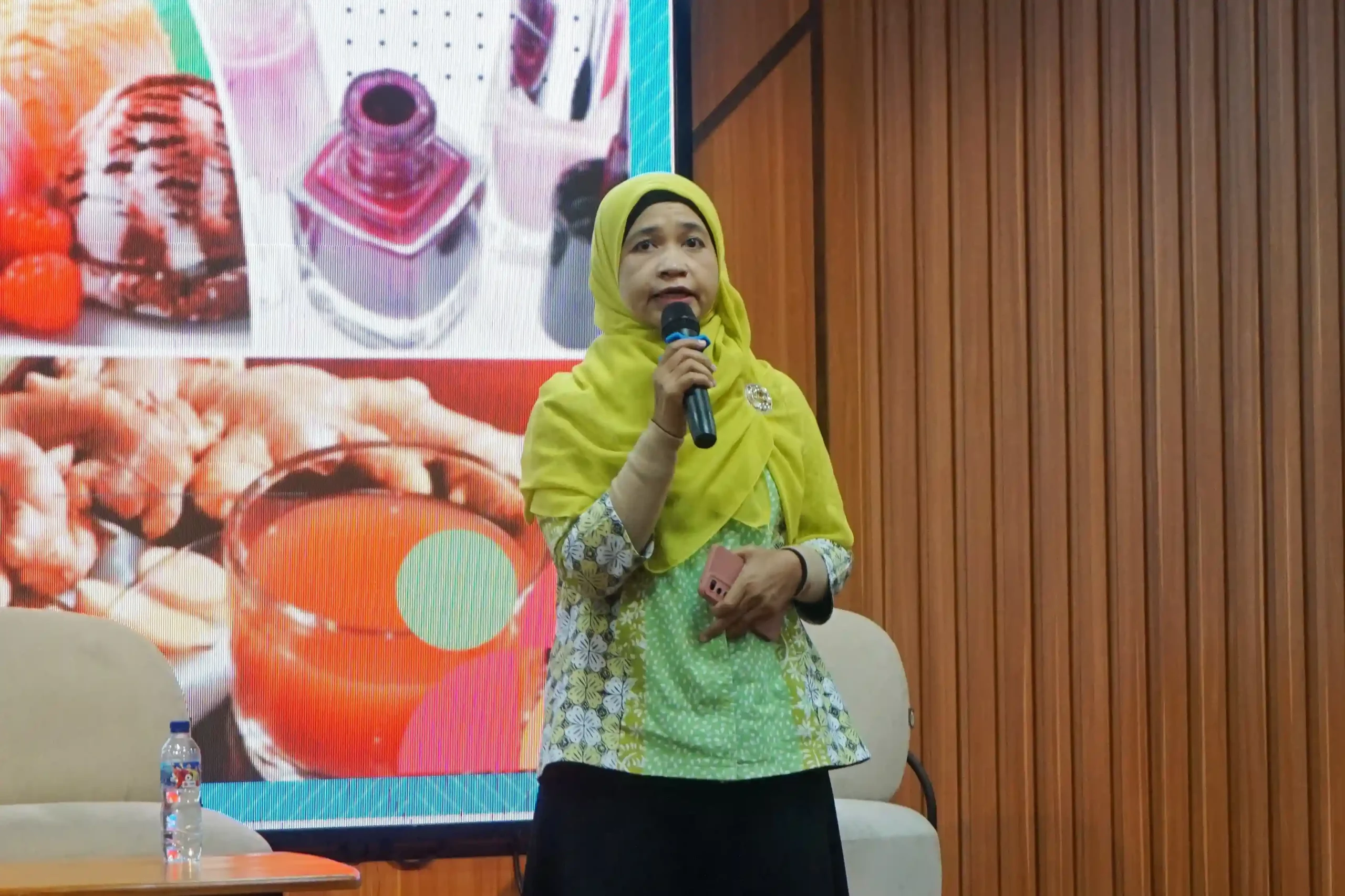 Nur Hidayah SSi Apt saat menyampaikan materinya dalam acara Legal Day 2025 pada Sabtu (24/5/2025) di Hall Majapahit, ASEEC Tower, Kampus Dharmawangsa-B UNAIR. (Foto: Istimewa)