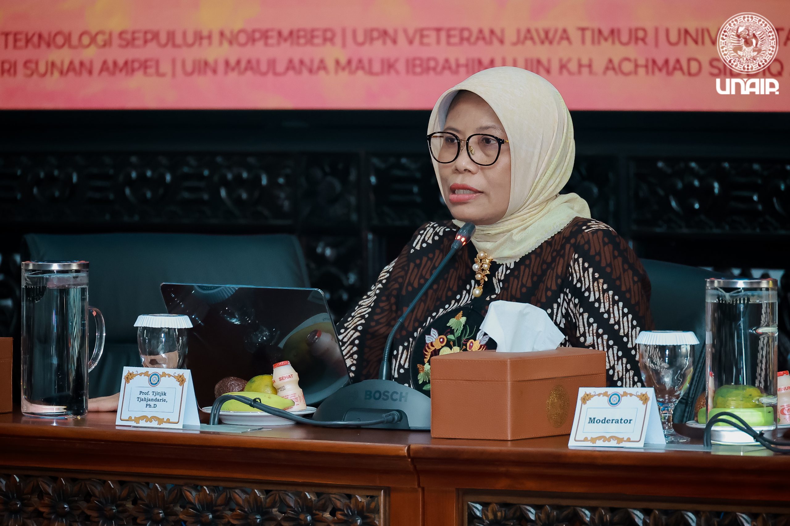 Prof Tjitjik Sri Tjahjandarie PhD saat memaparkan materi program Diktisaintek Berdampak (Foto: PKIP UNAIR)