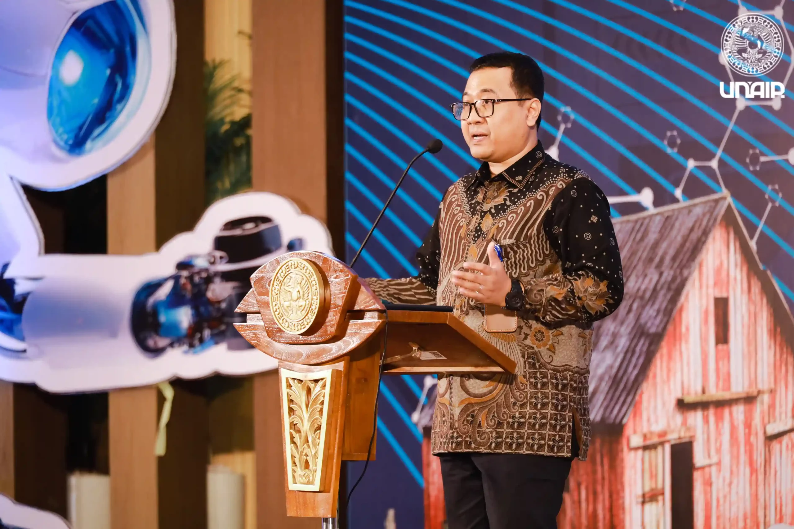 Prof Yos Sunitiyoso ST MEng PhD dalam agenda pembukaan Research Invention & Community Development Exhibition (HITEX) UNAIR (Foto: PKIP UNAIR)