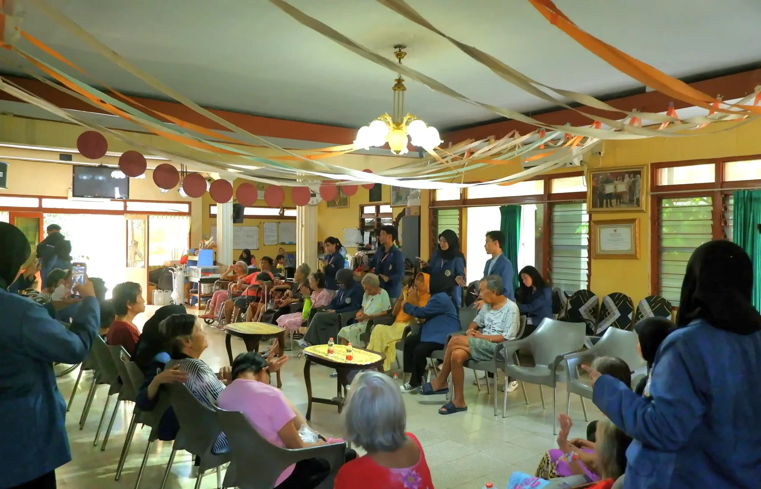 Community service activity at the nursing home by BEM FKM UNAIR (Photo: Personal archive)