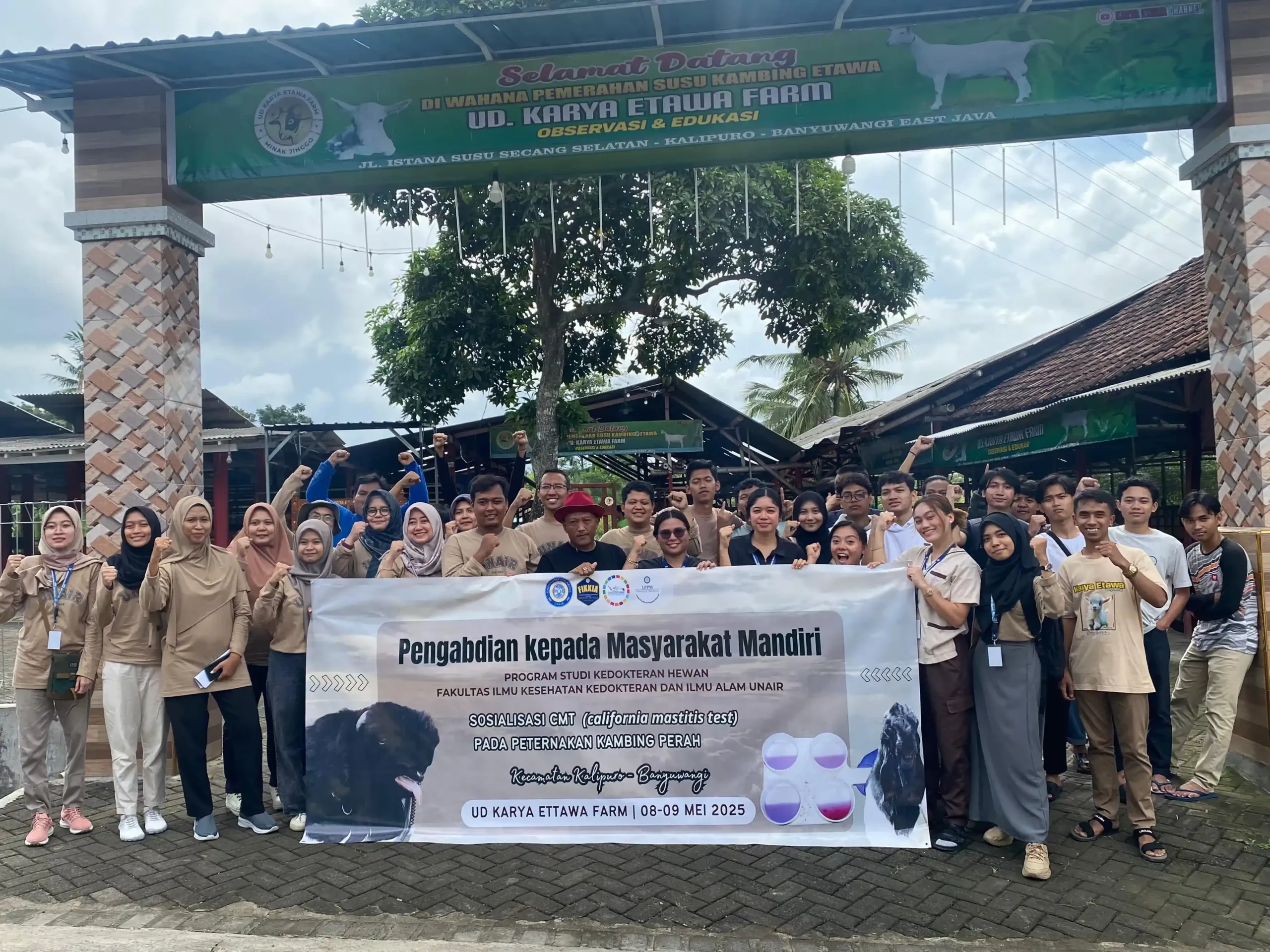 Dosen Kedokteran Hewan FIKKIA dan Mahasiswa OJT dari CMU Filipina Melakukan Pengabdian Masyarakat yang melibatkan puluhan peternak UD Etawa Farm (Sumber: Istimewa)