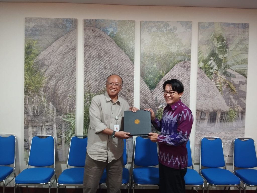 Dr Ahmad Safril Mubah SIP MHub Int with a representative from BAPPENAS RI (Photo: SDGs Center)