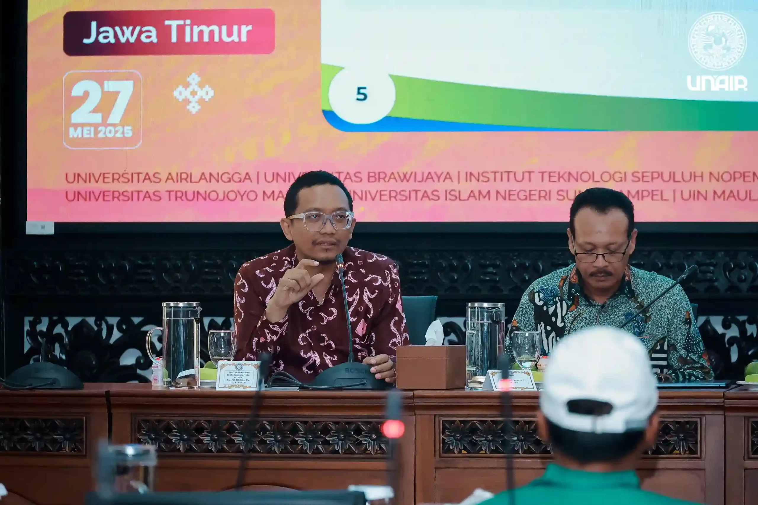 Wakil Rektor Bidang Internasionalisasi, Digitalisasi, dan Informasi (IDI) UNAIR Prof Dr Muhammad Miftahussurur dr MKes SpPD-KGEH PhD FINASIM saat menyampaikan materi di acara pertemuan Paguyuban Rektor PTN se-Jatim di Aula Amerta Lt 4 Kampus MERR-C UNAIR (Foto: PKIP UNAIR)