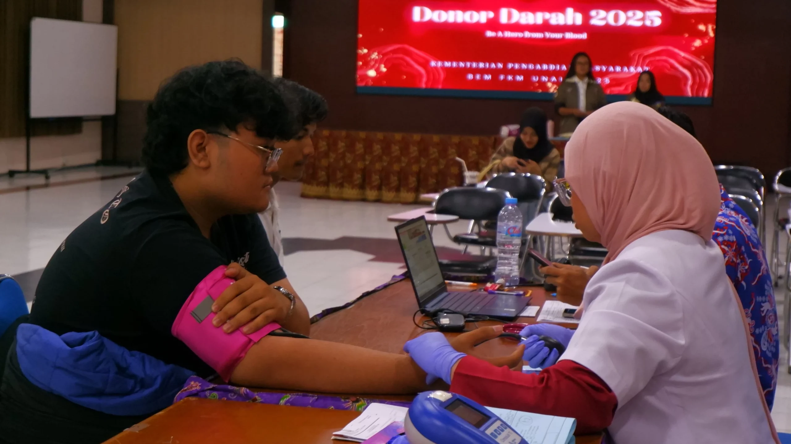 FOTO Peserta melakukan cek kesehatan sebelum donor darah. (Foto: istimewa)