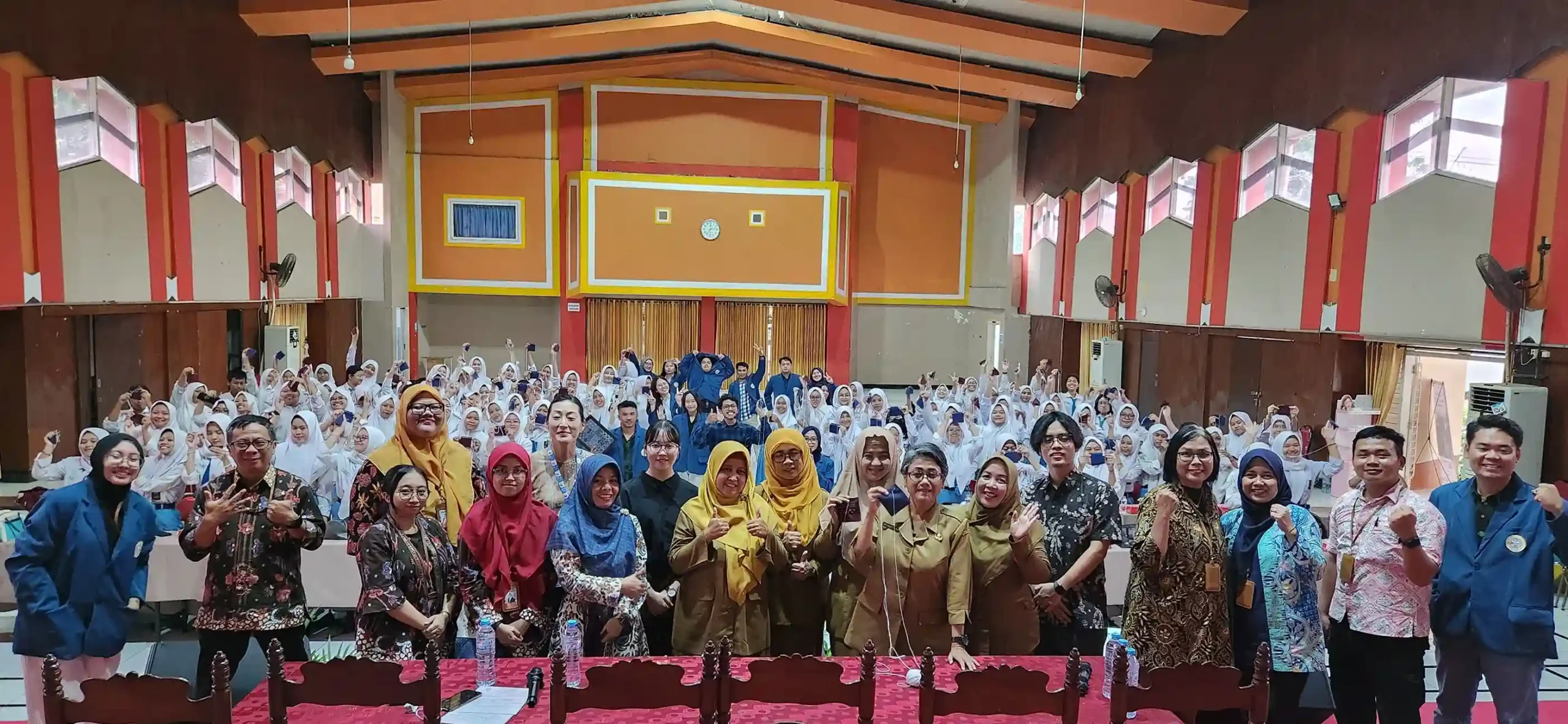 Bertempat di SMKN 6 Surabaya, tim dosen Prodi Bahasa dan Sastra Jepang bekerja sama dengan Wastra Bumi S2 MM FEB UNAIR menyelenggarakan seminar dan lokakarya seni sashiko (Foto: Istimewa)