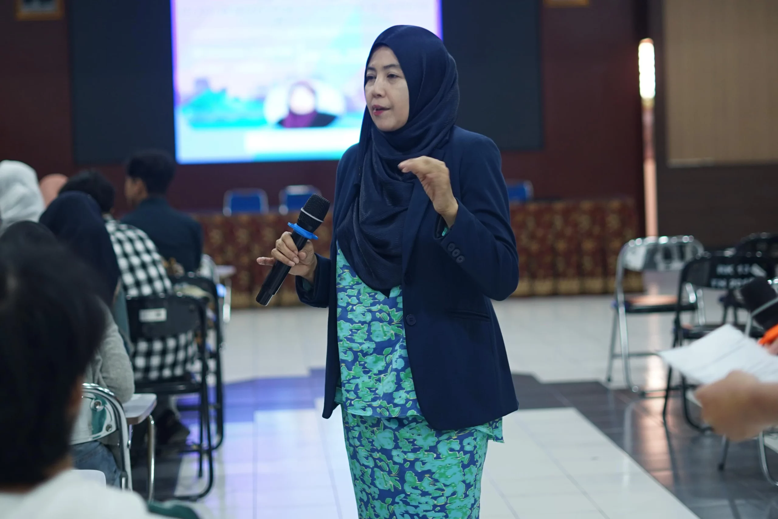 FOTO Prof Dr Juliana Jalaludin B SC M SC Ph D saat menjelaskan hubungan polusi udara dengan kesehatan mental (Foto: istimewa)