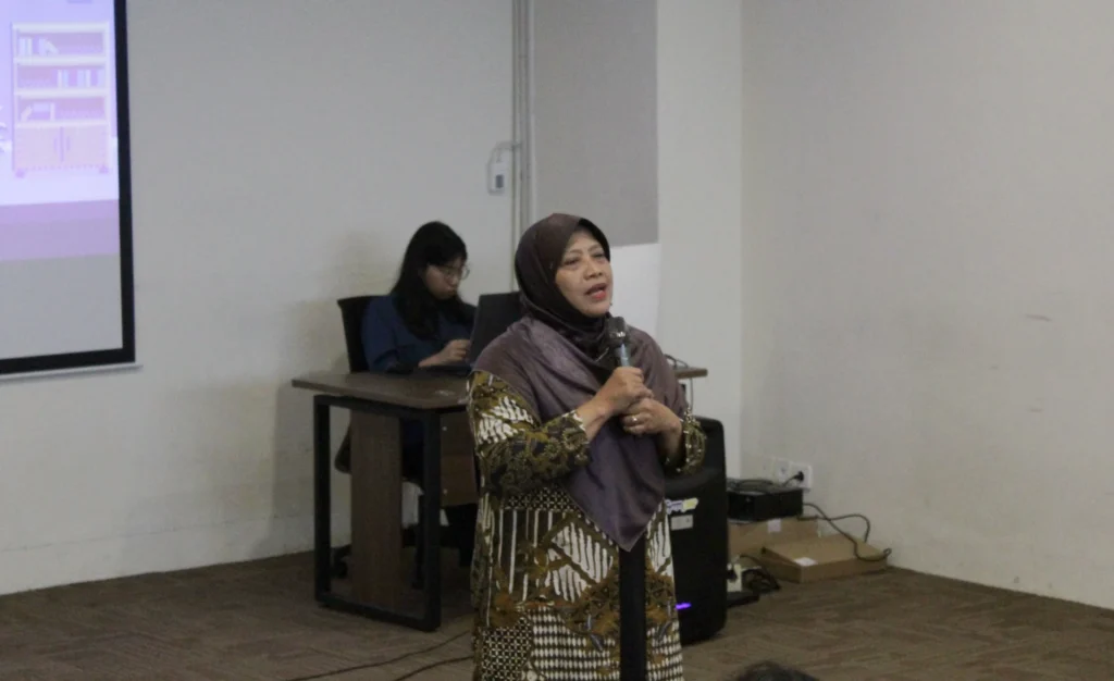 Prof Dr Ni’matuzahroh Dra, Wakil Dekan I FTMM, memberikan sambutan dalam kegiatan workshop PKM dan KIM oleh BEM FTMM UNAIR, Sabtu (3/5/2025) (Foto: BEM FTMM UNAIR).