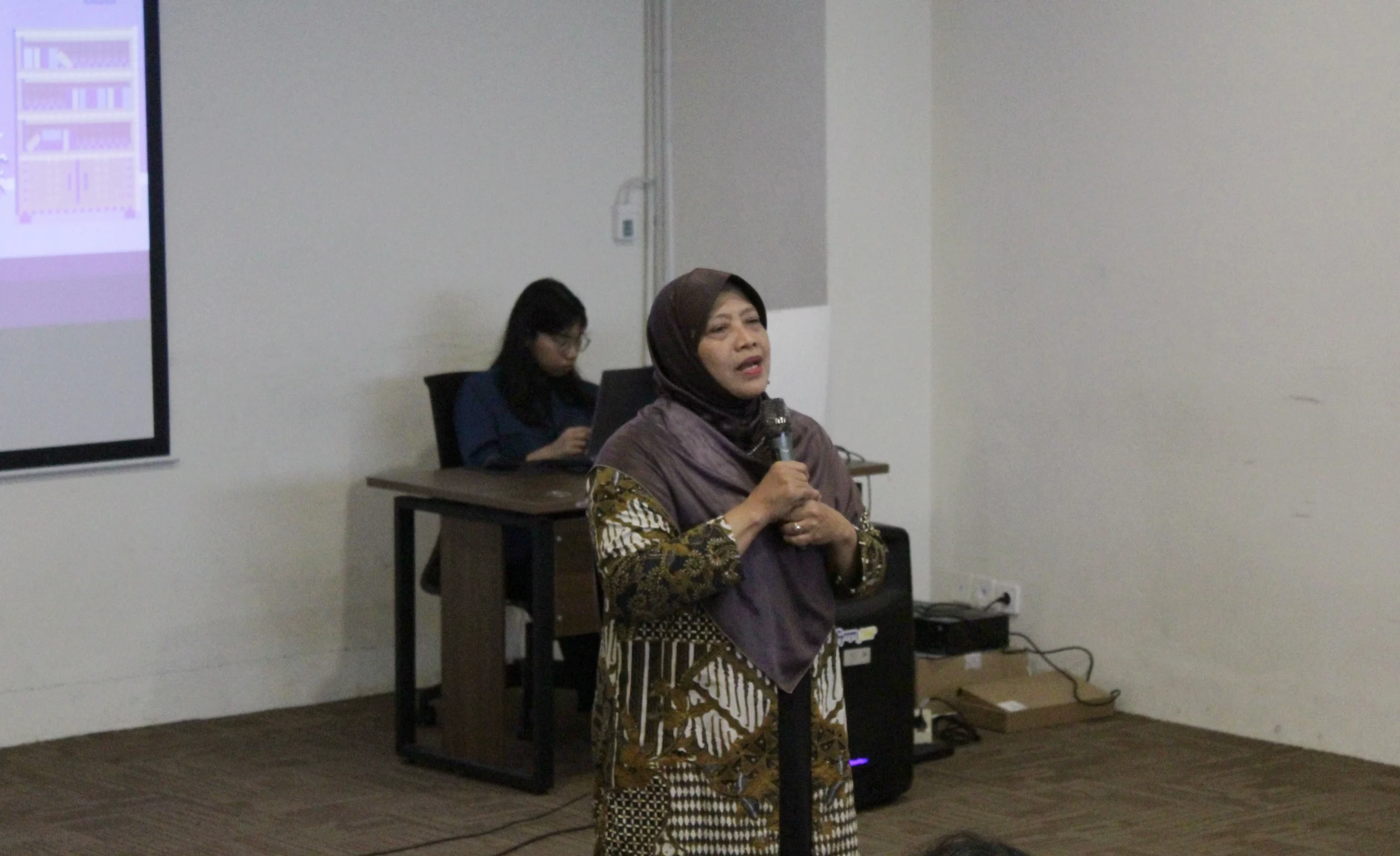 Prof Dr Ni’matuzahroh Dra, Wakil Dekan I FTMM, memberikan sambutan dalam kegiatan workshop PKM dan KIM oleh BEM FTMM UNAIR, Sabtu (3/5/2025) (Foto: BEM FTMM UNAIR).