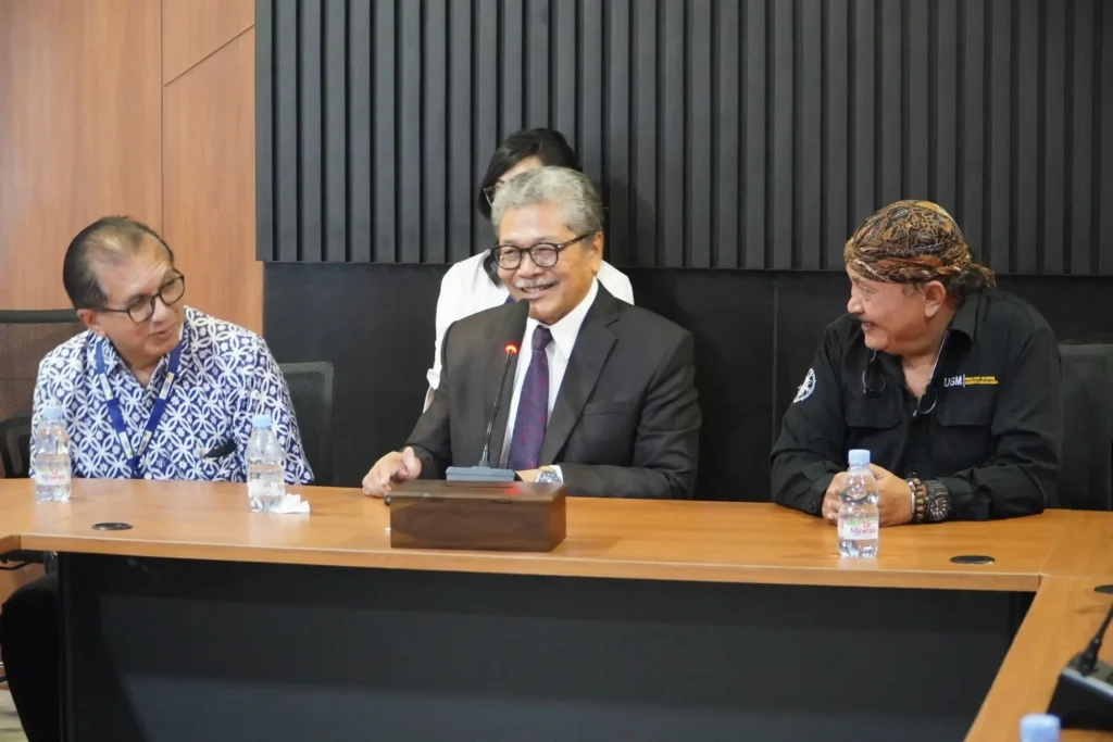 Director of RSUI (left), Director RSUA (middle), and Director RSA-UGM (right) (Photo: PR RSUA)