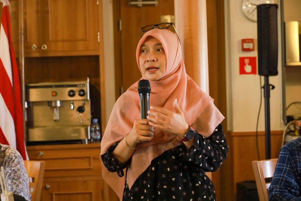 Ketua Badan Perencanaan dan Pengembangan, Dian Ekowati SE MSi MAppCom(OrgCh) PhD, menyampaikan presentasi evaluasi triwulan I pada Kamis (29/05/2025) di ruang Classroom KRI Bima Suci (Foto: PKIP UNAIR)