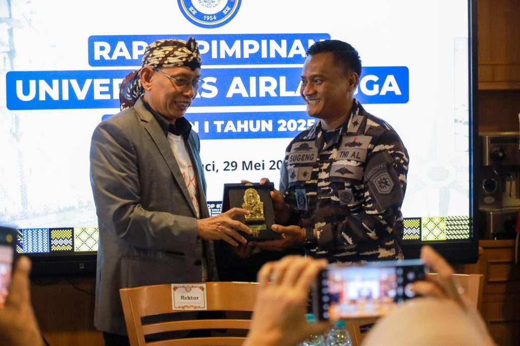 Rektor UNAIR, Prof Dr Mohammad Nasih SE MT Ak CA menyampaikan cinderamata kepada Komandan KRI Bima Suci Letkol Laut (P) Sugeng Hariyanto MTr Opsla (Photo: PKIP UNAIR)