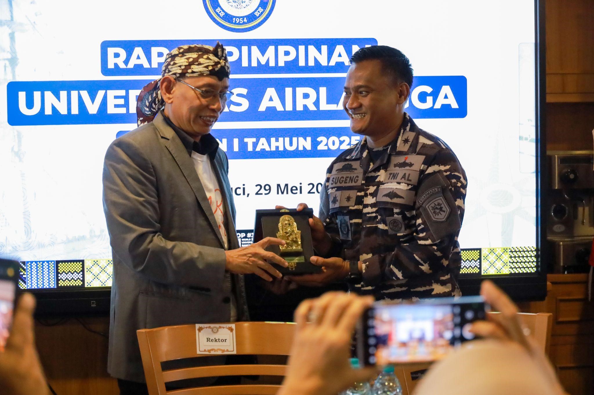 Rektor UNAIR, Prof Dr Mohammad Nasih SE MT Ak CA menyampaikan cinderamata kepada Komandan KRI Bima Suci Letkol Laut (P) Sugeng Hariyanto MTr Opsla (Photo: PKIP UNAIR)