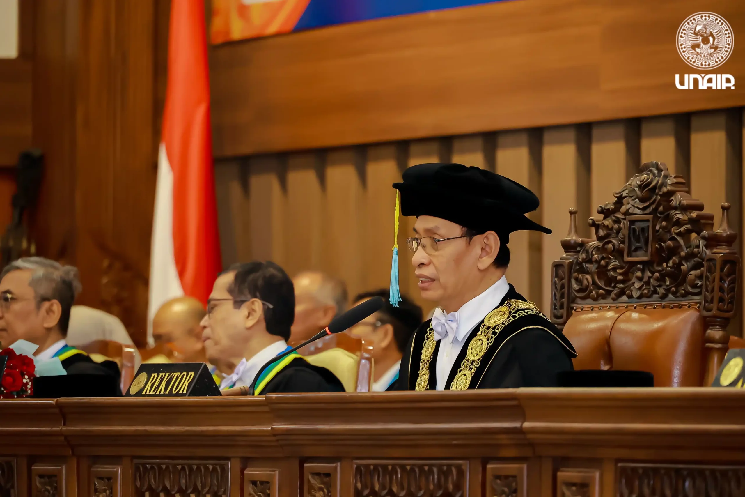 Rektor Universitas Airlangga (UNAIR), Prof Dr Mohammad Nasih MT Ak CA saat mengukuhkan enam guru besar, Kamis (15/5/2025) (Foto: PKIP UNAIR)