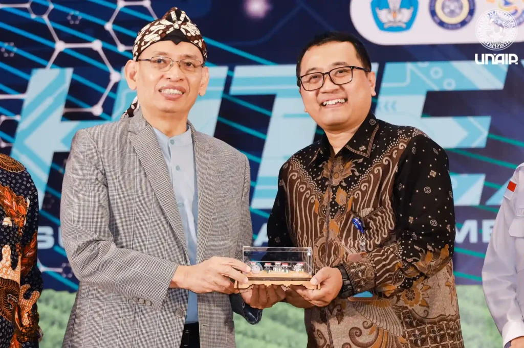 UNAIR Rector Prof. Dr. Mohammad Nasih, M.T., Ak., C.A., symbolically presents vaccine seed to institutional partners, including Prof. Yos Sunitiyoso, S.T., M.Eng., Ph.D., Director of Downstreaming and Partnerships at the Directorate General of Research and Development, Ministry of Higher Education, Science and Technology. (Photo: PKIP UNAIR)