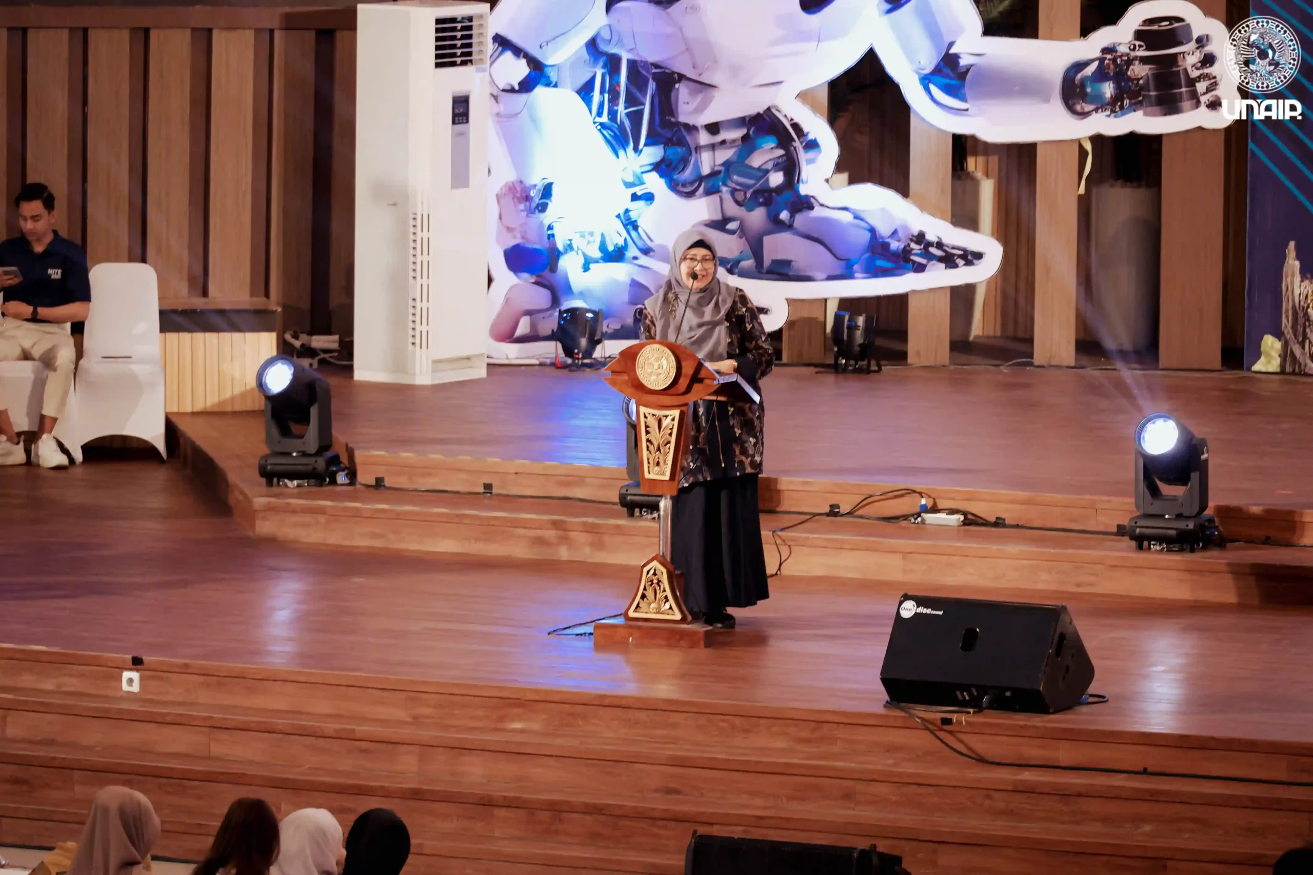 Prof Dr apt Tristiana Erawati M MSi saat memaparkan hasil riset dan pengembangan PUIPT-Kosmetik dalam agenda HITEX 2025 yang diselenggarakan di Gedung Airlangga Convention Center, Kampus MERR-C UNAIR (Foto: PKIP UNAIR)