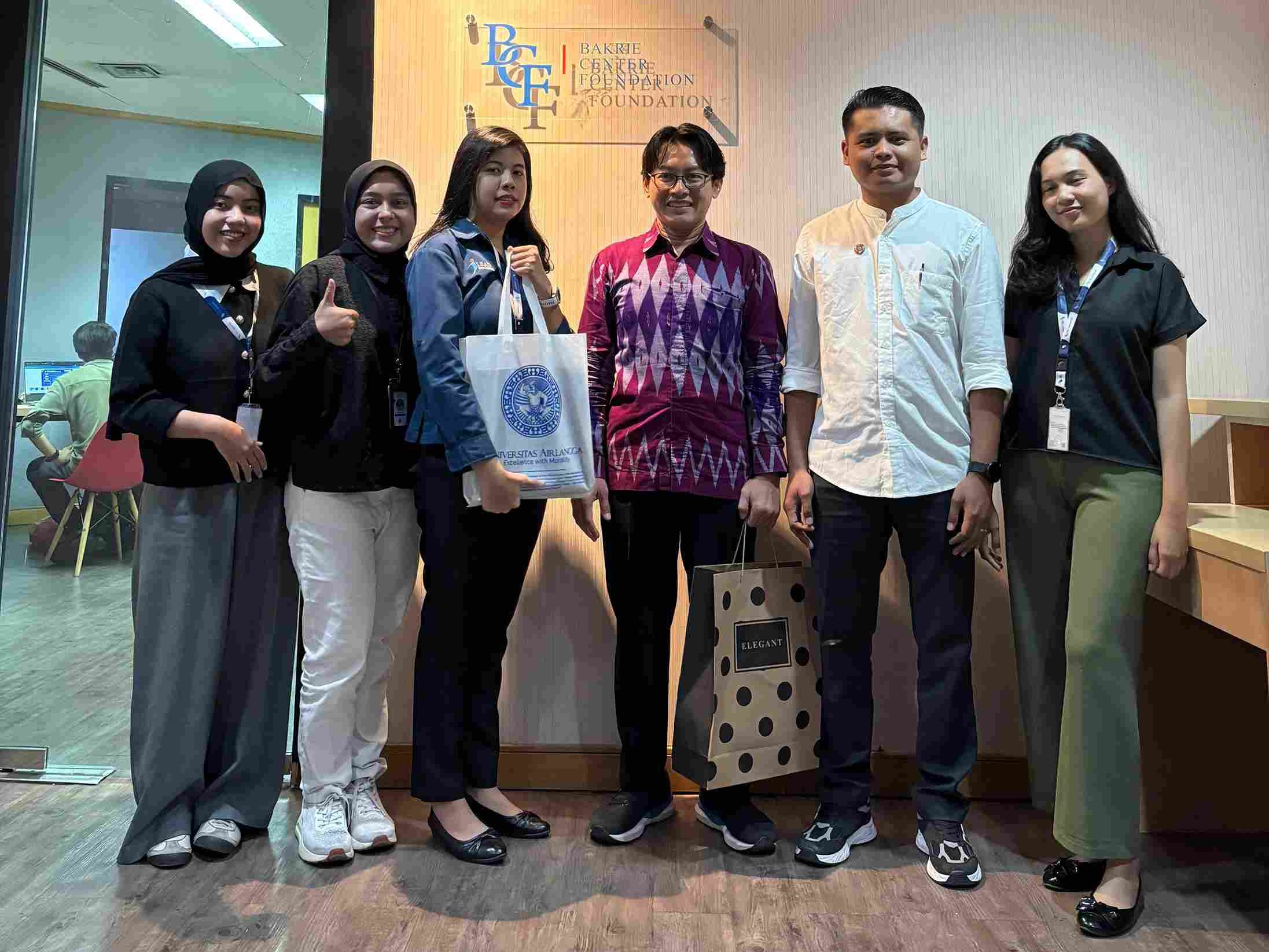 Delegates from the SDGs Center and Bakrie Foundation exchange souvenirs following the meeting (Photo: SDGs Center)