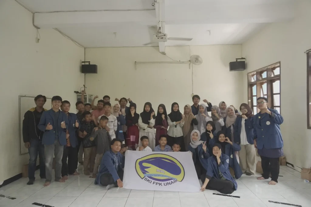 SKI FPK UNAIR bersama anak-anak panti asuhan dalam acara OASE Berbagi 2 pada Minggu (18/05/2025). (Foto : Istimewa)