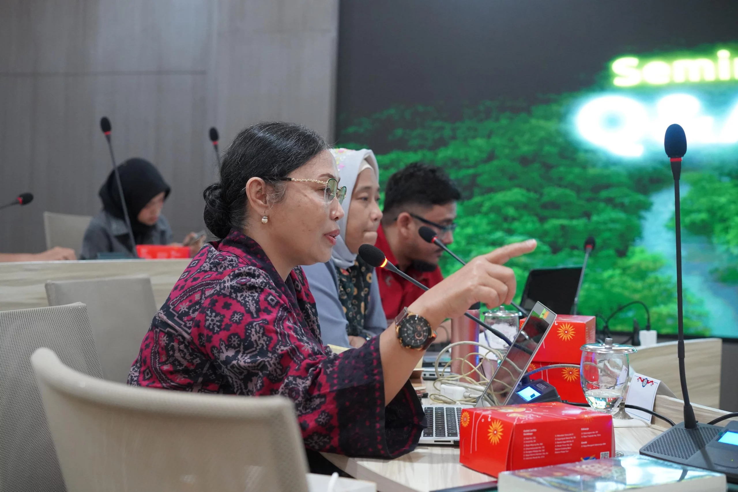 Dr Yayuk Siwiyanti dalam Seminar Lingkungan pada Jumat (9/02/2025). (foto: penulis)