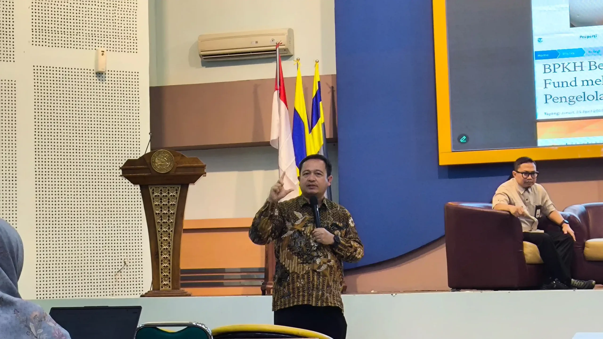 Gubes UNAIR, Prof Dr Raditya Sukmana SE MA membuka paparan pada sesi kedua (Foto: M Adif Albarado)