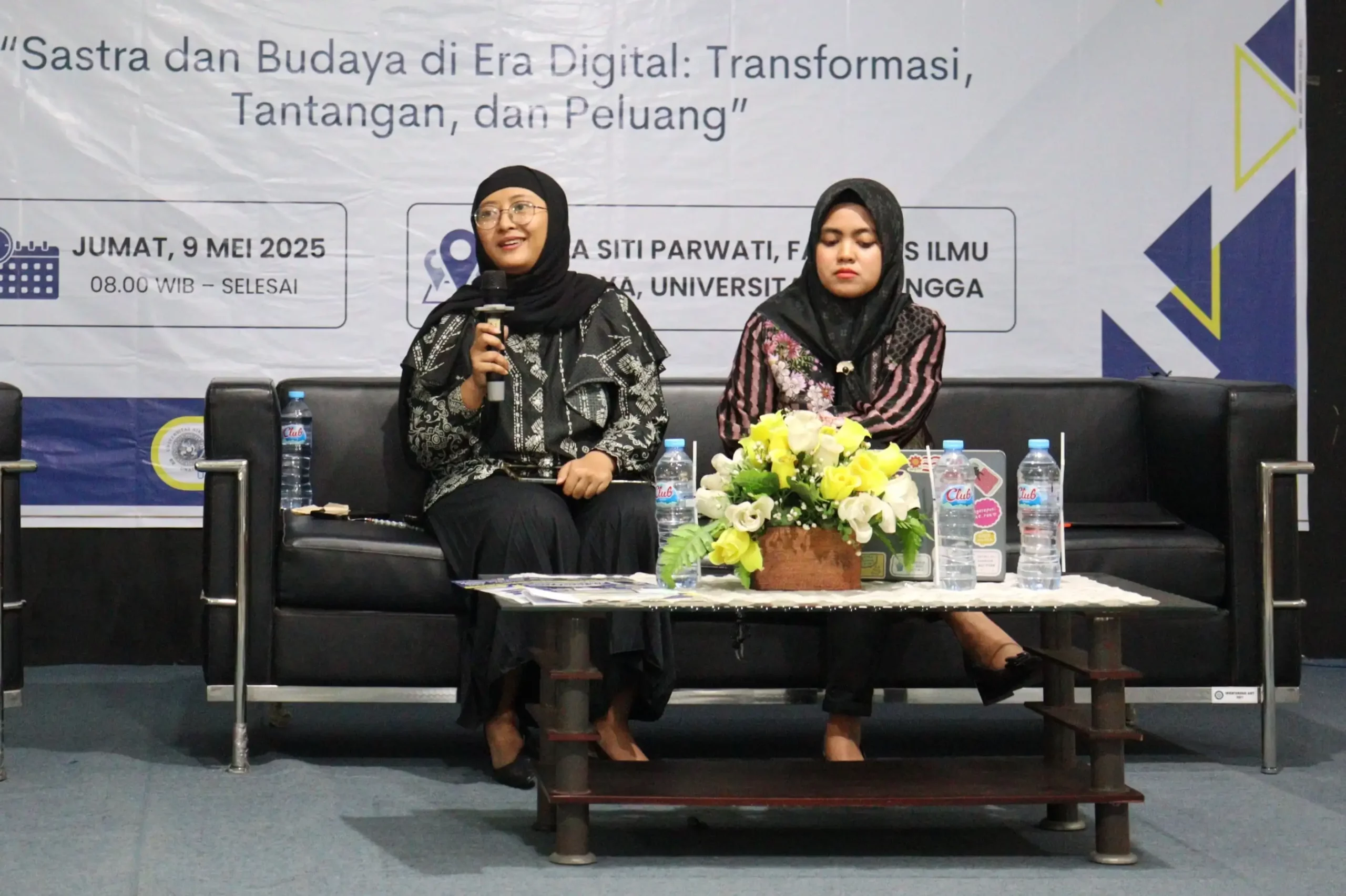 Adrea Kristatiani SHum MHum (kiri) serta Rima Firdaus Lahdji SHum MHum (kanan) saat menyampaikan materi dalam Seminar Nasional HIMA MKSB UNAIR pada Jumat (9/5/2025). (Foto: Dok. Panitia)