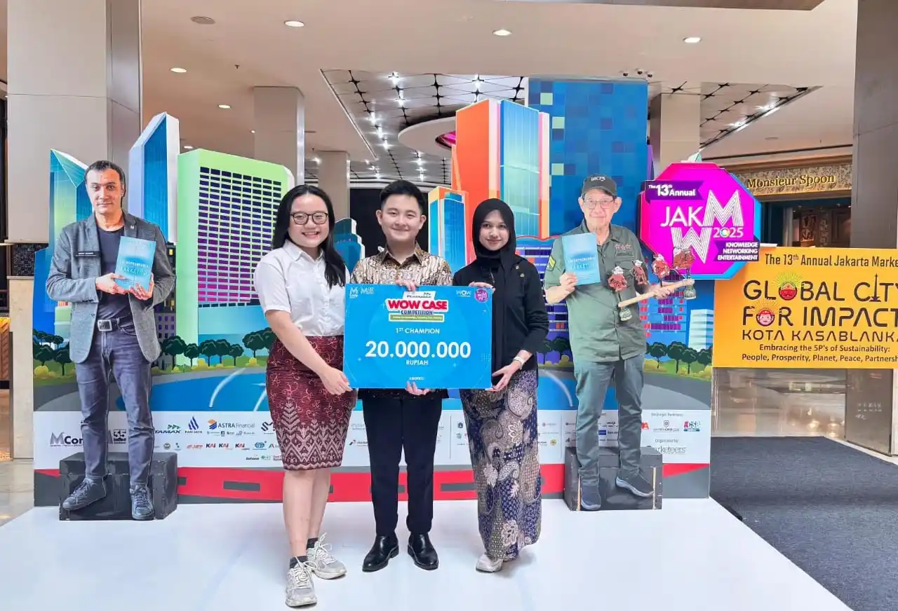 Ivan Wijaya beserta tim dalam awarding Business Case Competition yang diselenggarakan Markplus.Inc (Foto: Dok. Narasumber)