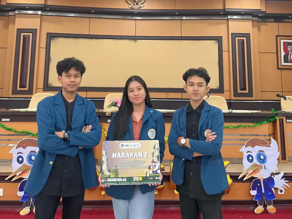Penyerahan penghargaan Karya Tulis Ilmiah di Universitas Yogyakarta kepada tim FTMM (Foto: Dok. Pribadi)