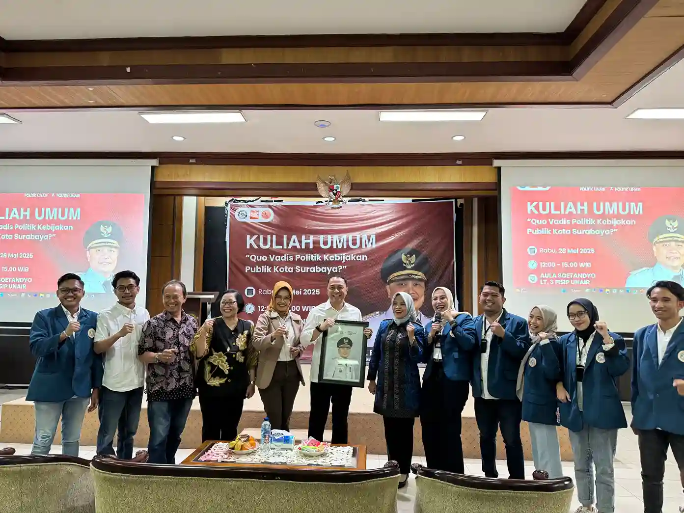 Wali Kota Surabaya Dr Eri Cahyadi ST MT berfoto bersama dosen dan mahasiswa Program Magister dan Sarjana Ilmu Politik FISIP UNAIR usai mengisi kuliah umum bertajuk "Quo Vadis Kebijakan Publik Kota Surabaya?" di Aula Soetandyo, Kampus MERR-C, Rabu (28/5). (Foto: Dok. Panitia)