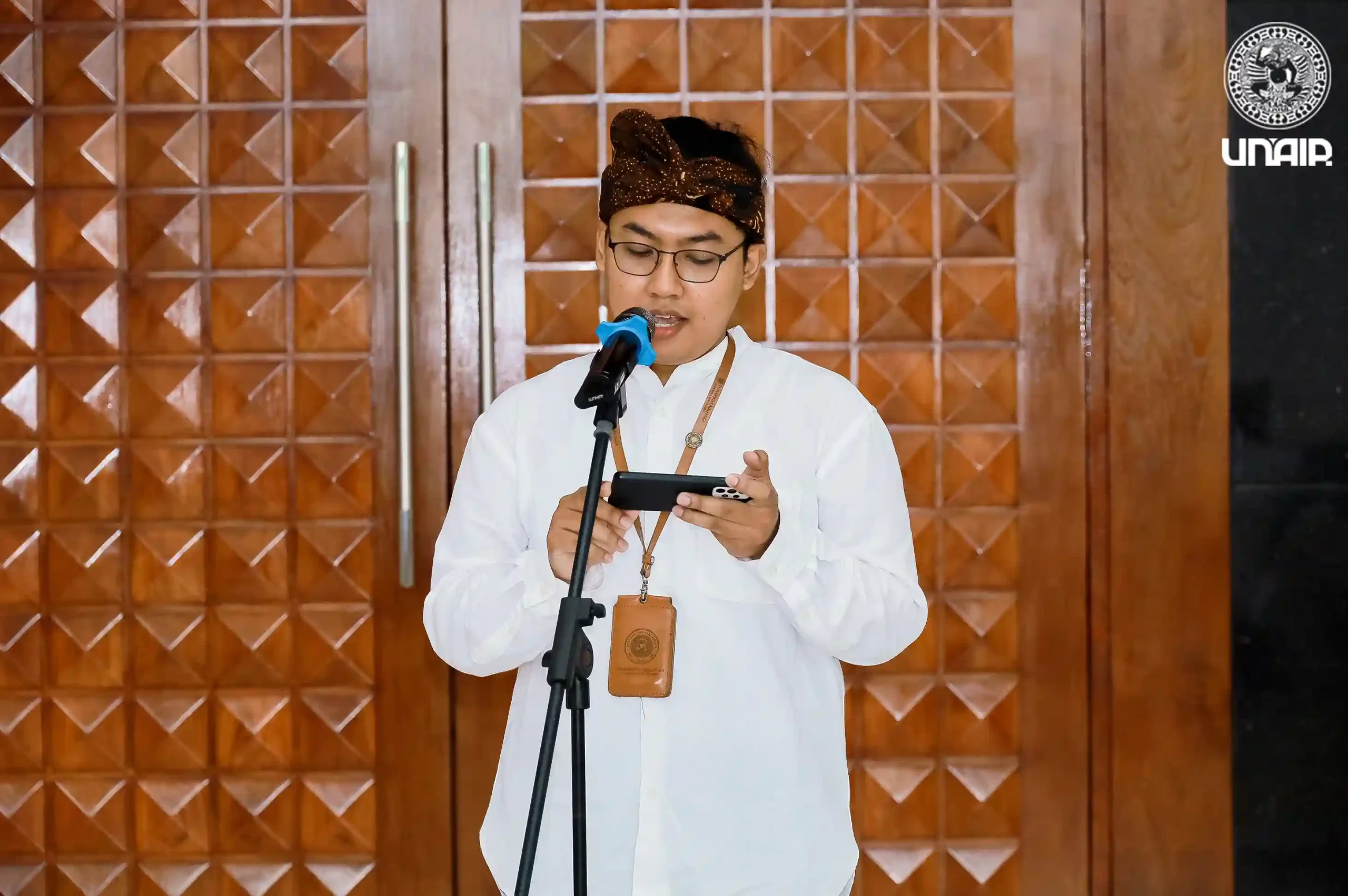 Dosen Fakultas Ilmu Sosial Dan Ilmu Politik (FISIP), Lalu Ary Kurniawan Hardi SIP Mgr yang merupakan nominator lomba pidato kategori dosen (Foto: PKIP UNAIR)