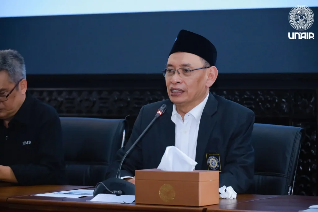 UNAIR Rector Prof. Dr. Mohammad Nasih, M.T., Ak., C.A. delivers a presentation on UNAIR’s SNBT results (Photo: PKIP UNAIR)