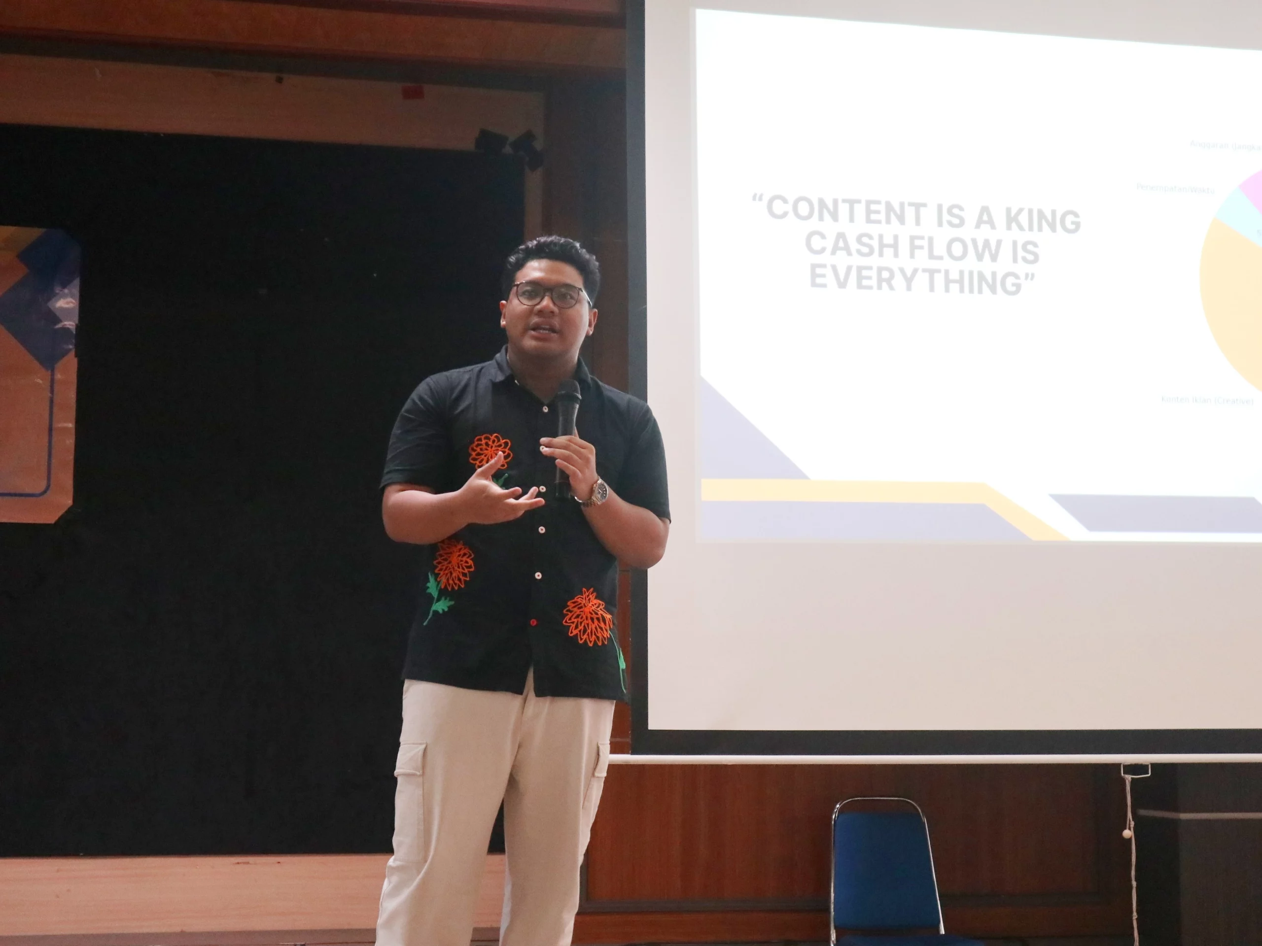 Yashafi Yan Arsala, founder Ekis Muda Berkarya sebagai pembicara utama dalam Seminar Ekonomi Kreatif oleh HIMA Sosiologi UNAIR. (Foto: Istimewa).