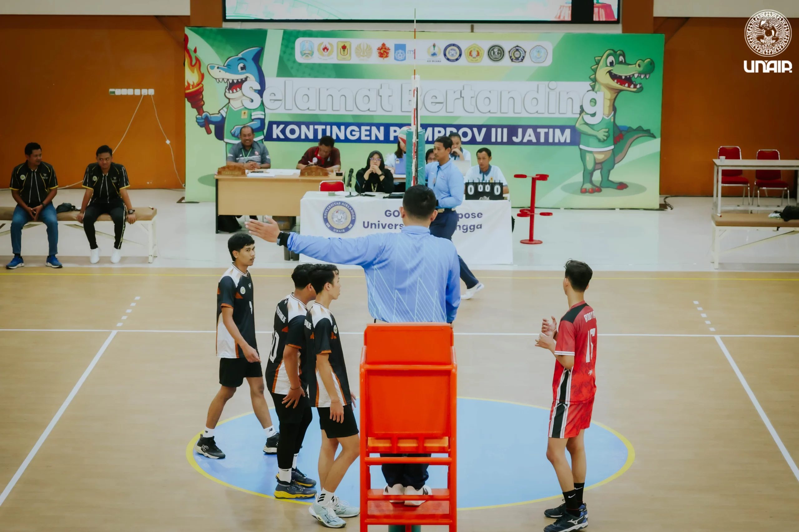 Momen saat pertandingan cabang olahraga (cabor) bola voli putra dan putri dalam ajang Pekan Olahraga Mahasiswa Provinsi (POMPROV) III Jawa Timur, Senin (2/6/2025). (Foto: PKIP UNAIR)