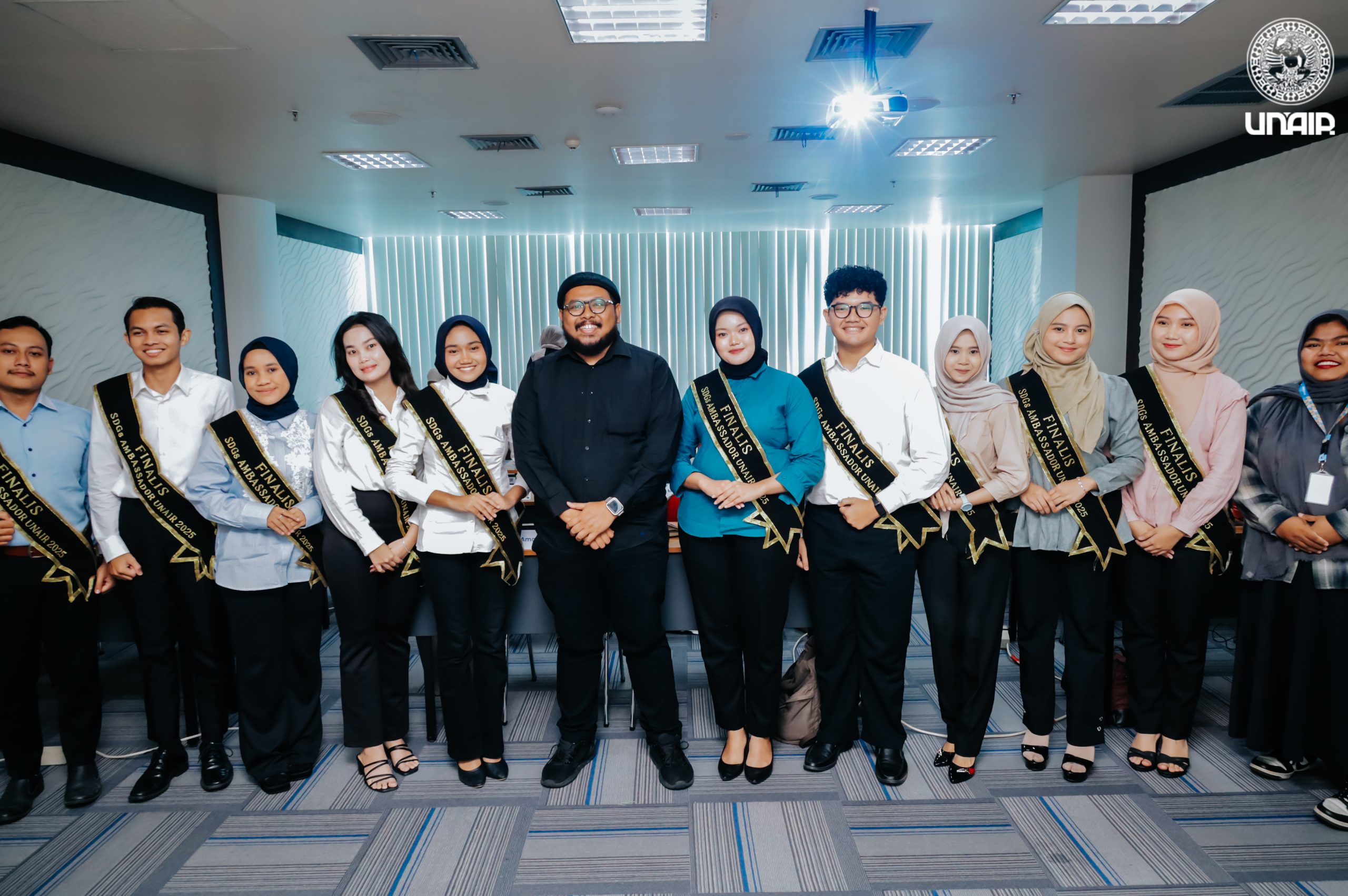 Foto bersama para peserta SDGs Ambassador Camp bersama Dr Pulung Siswantara S KM M Kes selaku pemateri. (Foto: PKIP UNAIR)