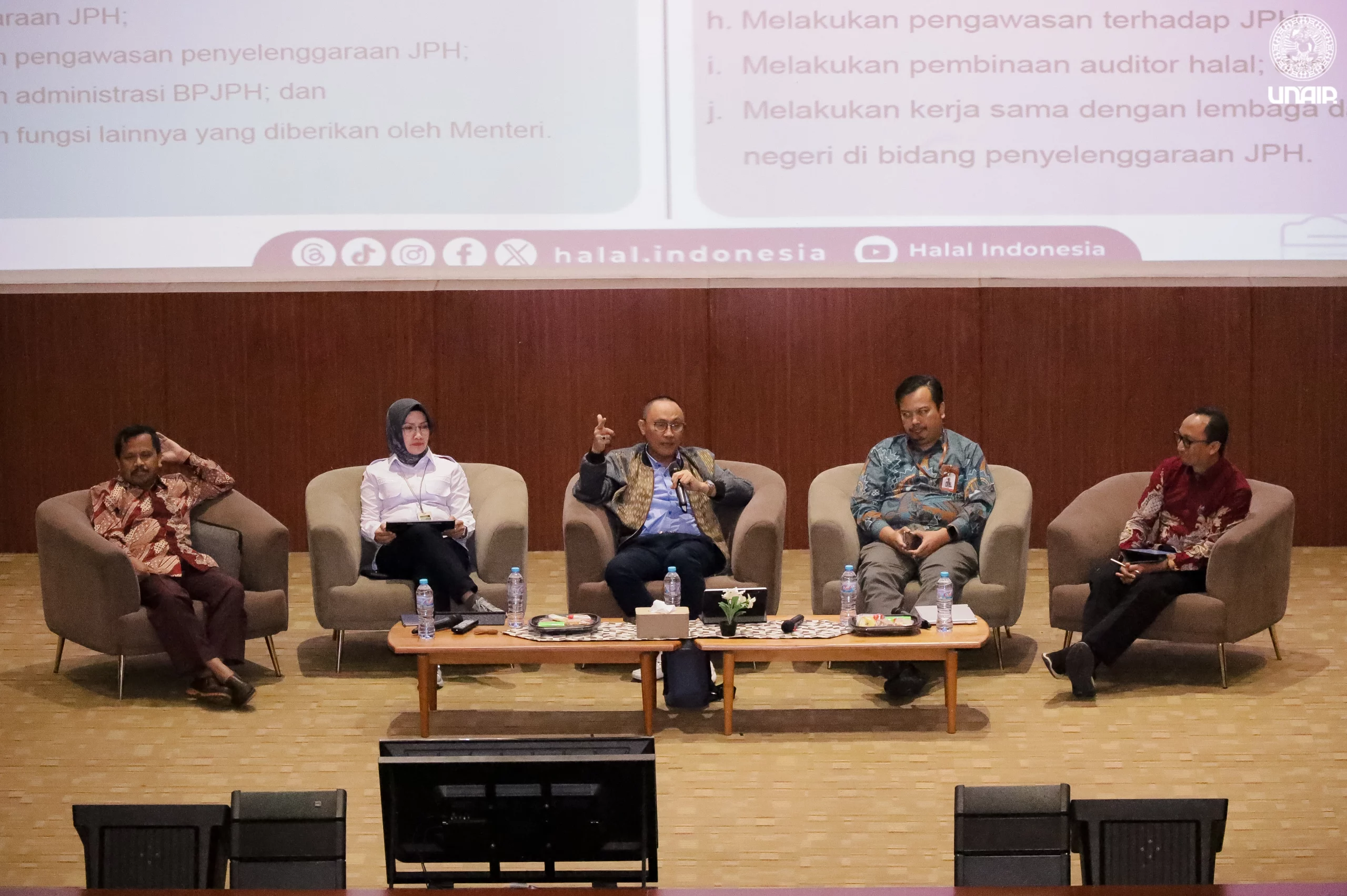 Jajaran pemateri bersama moderator dalam agenda Airlangga KHAIR 2025. (Foto: PKIP UNAIR)