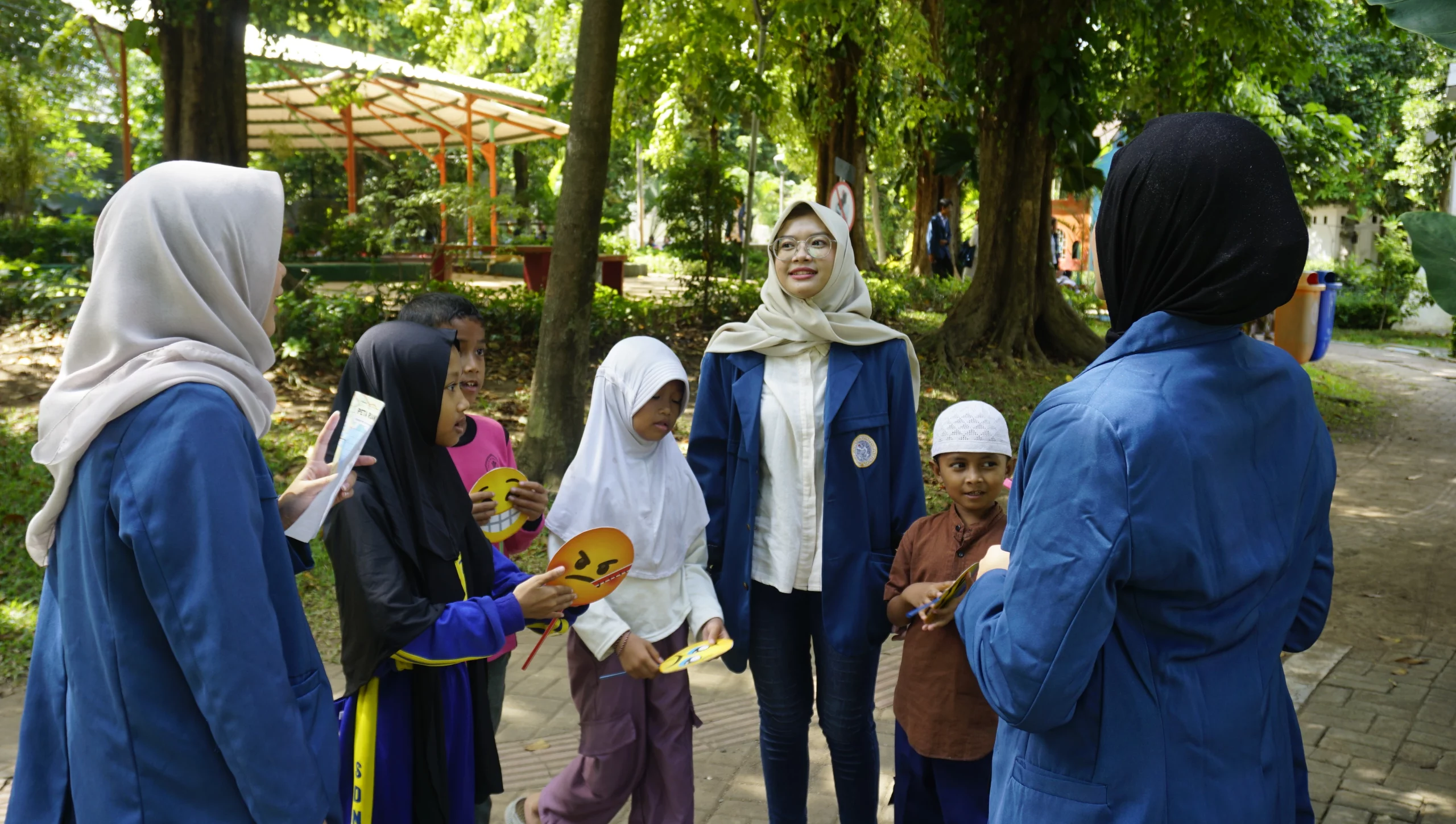 Mahasiswa UNAIR bersama anak-anak SD Surabaya saat melakukan agenda Safari Emosi dalam kegiatan Ruang Abdi Vol. 2. (Foto: Dok Panitia)