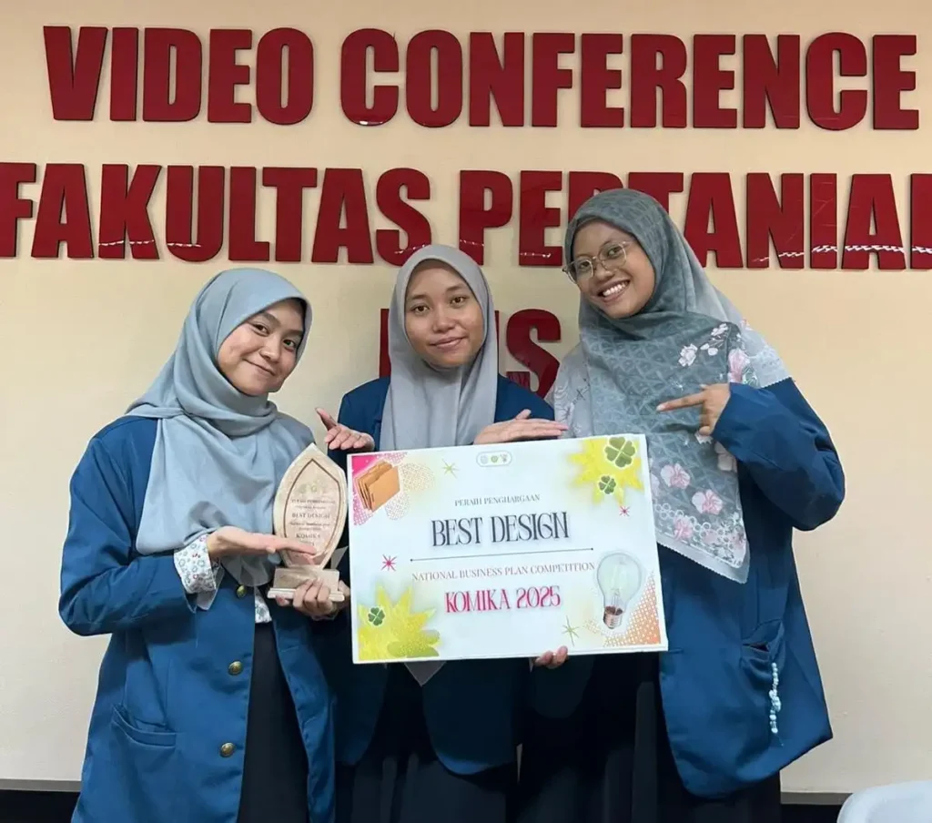 (From left to right) Team OK members Lintang Ayu, Desty Ika, and Fatimah Azzahra receive the Best Design award at the KOMIKA national business plan competition held Sunday (June 15, 2025), at Universitas Sebelas Maret (UNS). (Photo: Courtesy)