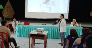 Pemaparan materi pengabdian kepada masyarakat oleh Prof Dr Lucia Tri Suwanti drh MP (Foto: Istimewa)